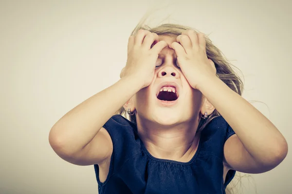 Retrato de la niña rubia triste de pie cerca de la pared — Foto de Stock