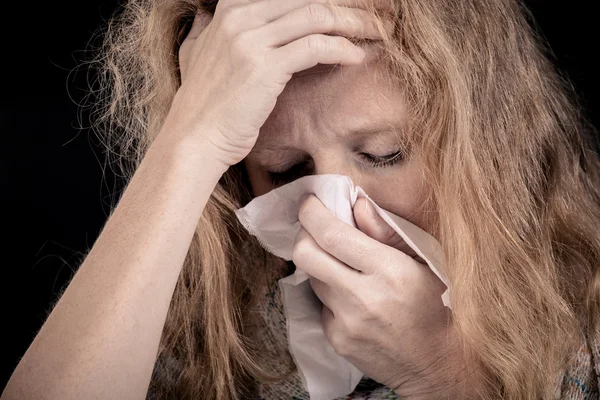 Potret seorang wanita sakit menutupi wajah dengan serbet — Stok Foto