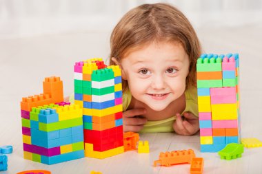 Küçük çocuk yere Lego oynarken