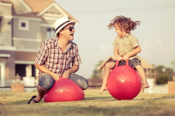 Padre e figlio che giocano sull'erba — Foto Stock