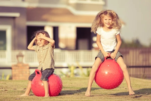 Crianças felizes brincando na grama . — Fotografia de Stock