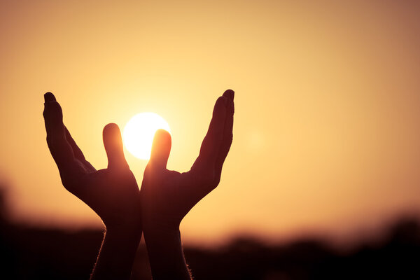 силуэт женских рук на закате
