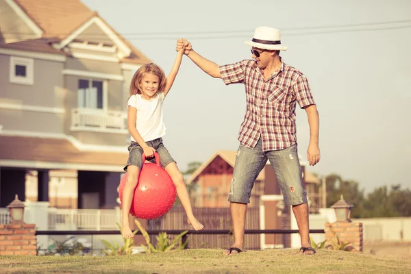 Father and daughter playing on the grass — Stock Photo, Image