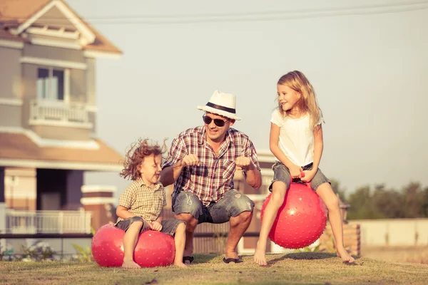 Отец и дети играют на траве — стоковое фото