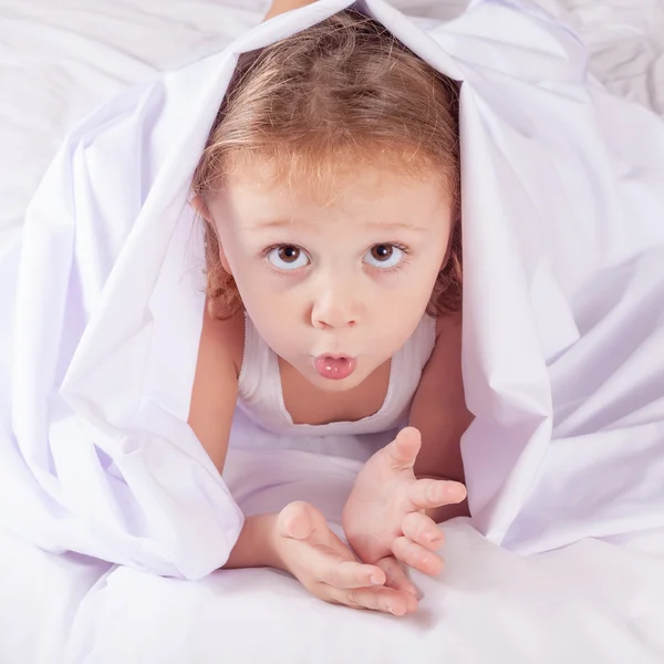 Mooie kleine jongen liggend in bed thuis — Stockfoto