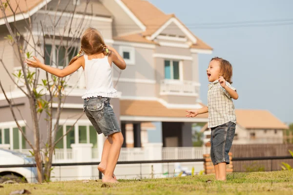 Bambini felici che giocano sull'erba . — Foto Stock