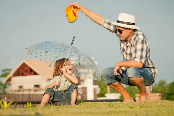 Vader en zoon spelen op het gras — Stockfoto