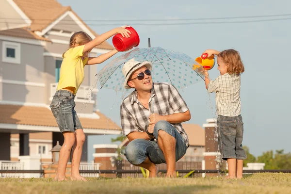 Niños felices jugando en la hierba . — Foto de Stock