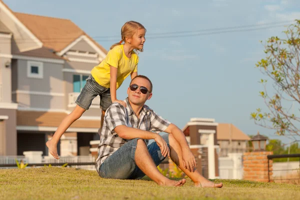 Father and daughter playing on the grass — Stock Photo, Image