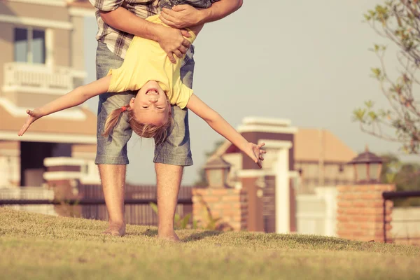 Far och dotter leker på gräset — Stockfoto