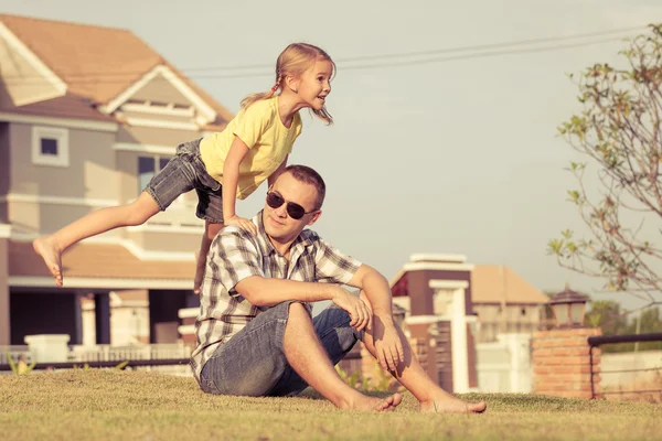 Father and daughter playing on the grass — Stock Photo, Image