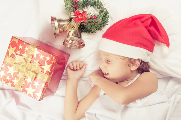 Mooie kleine jongen liggend in bed thuis — Stockfoto