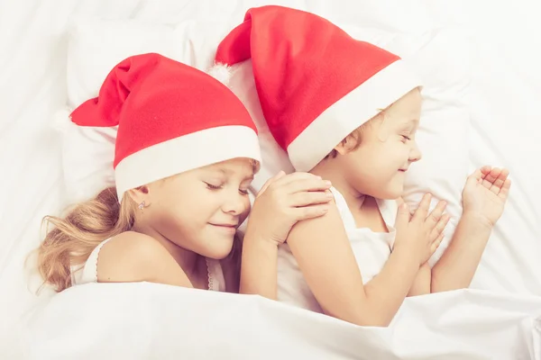 Precioso hermano y hermana acostados en la cama en casa . — Foto de Stock