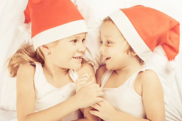 Precioso hermano y hermana acostados en la cama en casa . — Foto de Stock