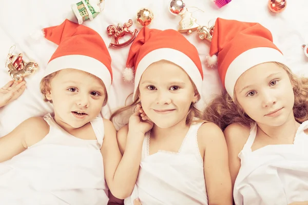 Precioso hermano y hermana acostados en la cama en casa . — Foto de Stock