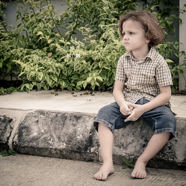 Porträt eines traurigen kleinen Jungen — Stockfoto