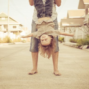 Baba ve oğul bir evcilik oyunu