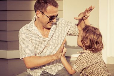 Baba ve oğul bir evcilik oyunu