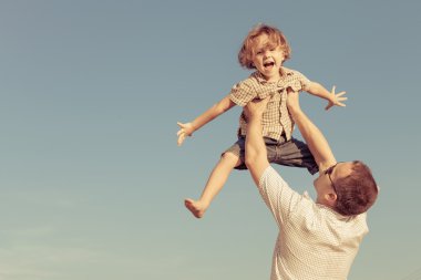 Baba ve oğul bir evcilik oyunu