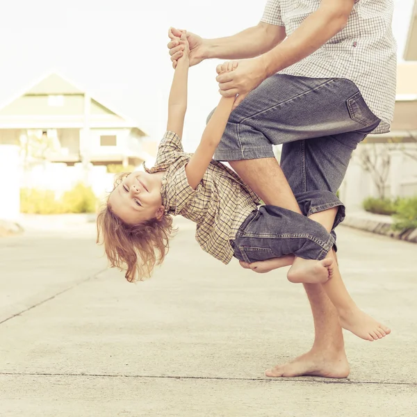 Dad and son playing near a house — Stock Photo, Image