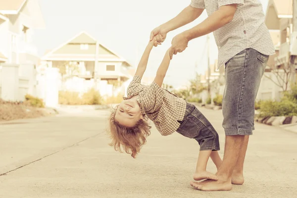 Dad and son playing near a house — Stock Photo, Image