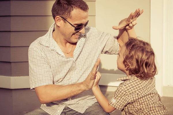 Papá e hijo jugando cerca de una casa — Foto de Stock