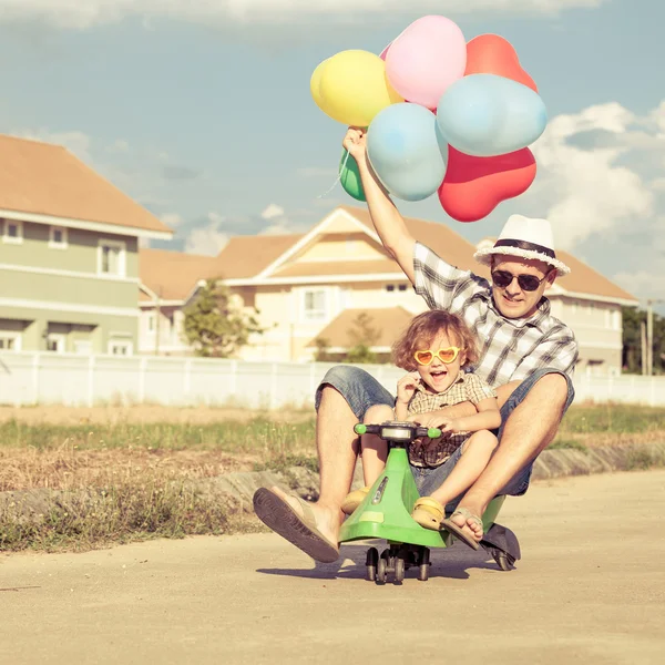 Pai e filho brincando perto de uma casa no dia — Fotografia de Stock