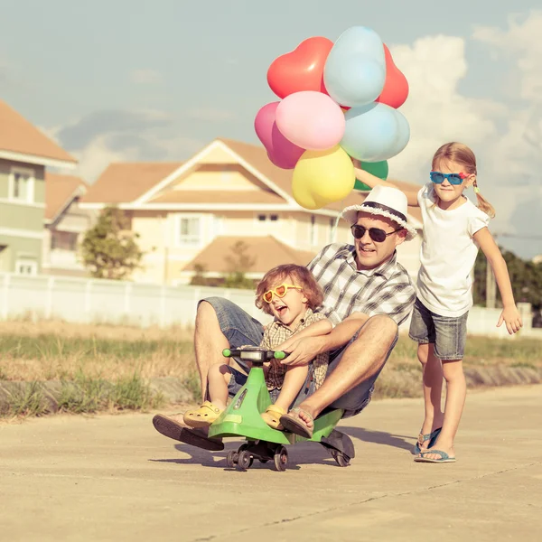 Vater und Kinder spielen tagsüber in der Nähe eines Hauses — Stockfoto