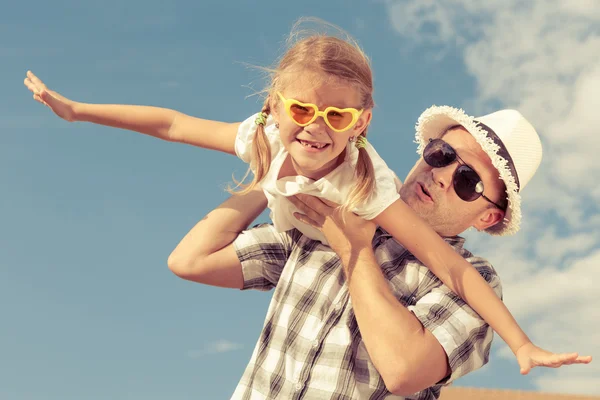 Vader en dochter spelen in de buurt van een huis — Stockfoto