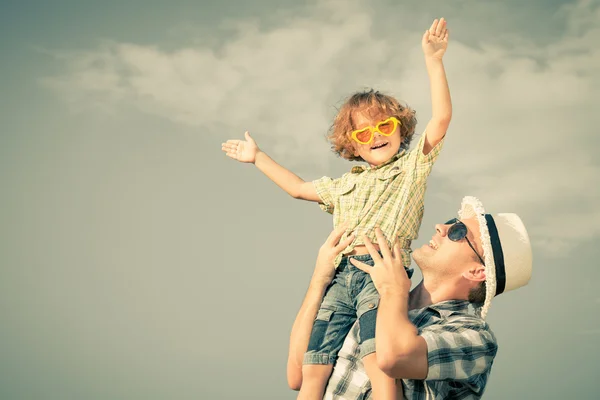 Papá e hijo jugando cerca de una casa — Foto de Stock