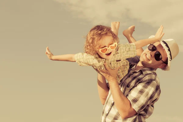 Pai e filho brincando perto de uma casa — Fotografia de Stock