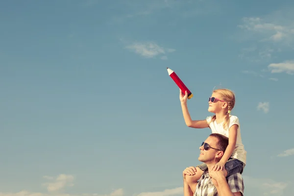 Dad and daughter playing near a house — Stock Photo, Image