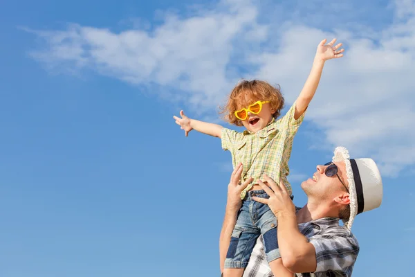 Pappa och son spela nära ett hus — Stockfoto