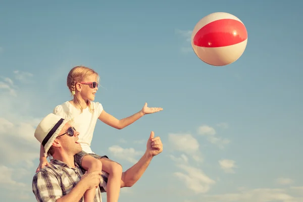 Vader en dochter spelen in de buurt van een huis — Stockfoto