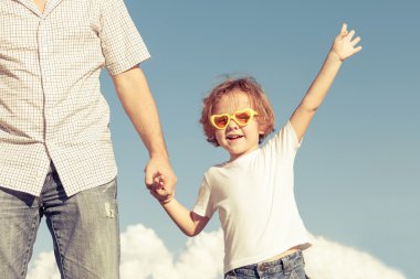 Baba ve küçük oğlu bir evcilik oyunu