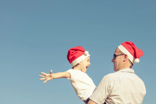 Vader en zoon spelen in de buurt van een huis op het moment van de dag — Stockfoto