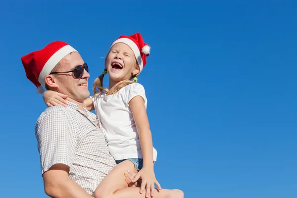 Padre e figlioletta giocare vicino a una casa — Foto Stock