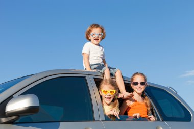 Mutlu kardeşi ve onun iki kız arabada oturan