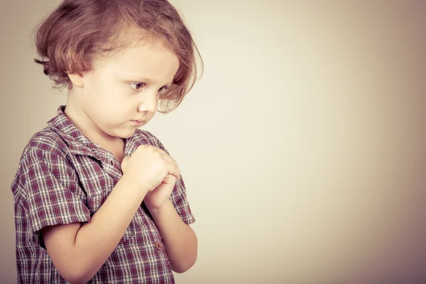 Porträt eines traurigen kleinen Jungen — Stockfoto