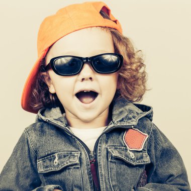 moda çocuk. mutlu çocuk modeli.