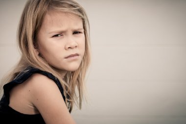 Üzgün sarışın küçük kız portresi