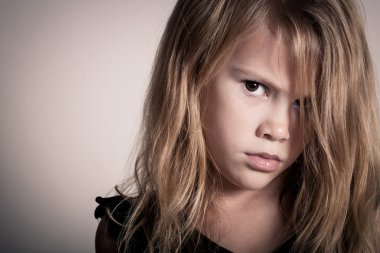 Üzgün sarışın küçük kız portresi