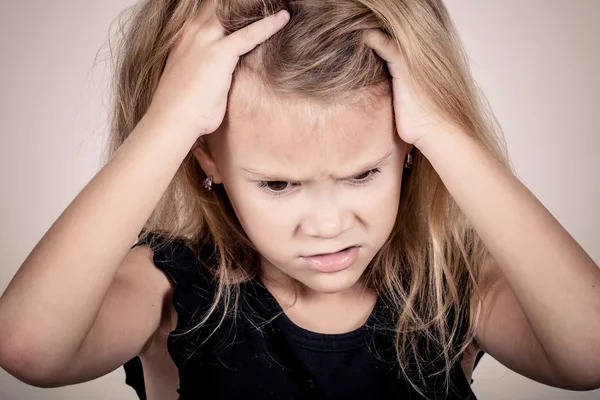 Retrato de triste menina loira — Fotografia de Stock