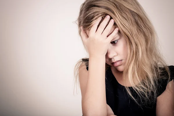 Retrato de triste menina loira — Fotografia de Stock