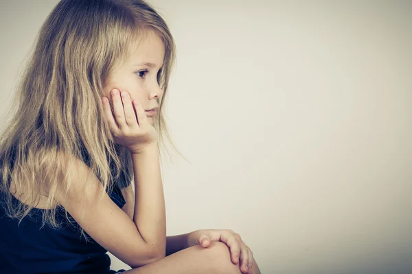 Retrato de niña rubia triste — Foto de Stock