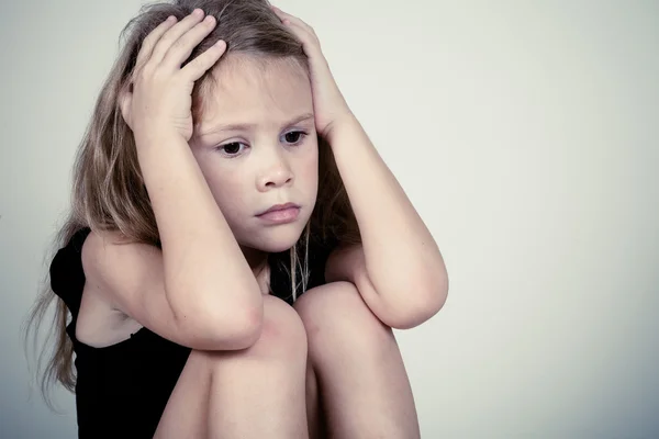 Retrato de triste menina loira — Fotografia de Stock