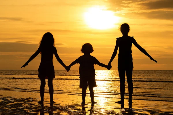 Щасливі діти грають на пляжі — стокове фото