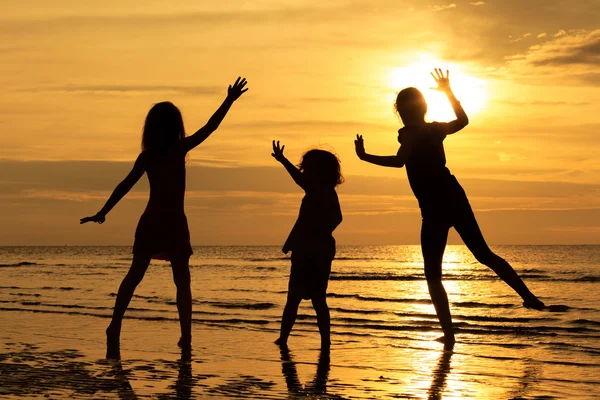 Enfants heureux jouant sur la plage — Photo