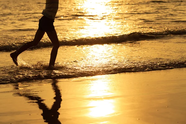 Chica feliz corriendo en la playa —  Fotos de Stock