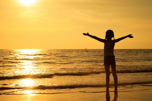 Щаслива дівчина стоїть на пляжі — стокове фото